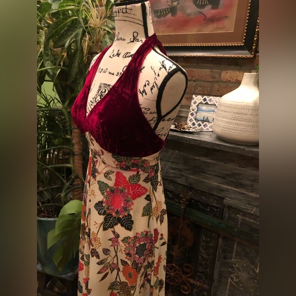 Vintage 1970s floorlength gown with Empire waist and velvet halter style top - Picture 5 of 11